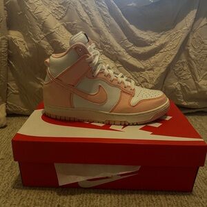 Size 9 women’s Nike Dunk High 1985 sneakers in Retro pink